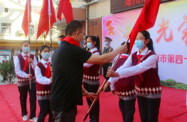 常晋波书记为各中队授旗